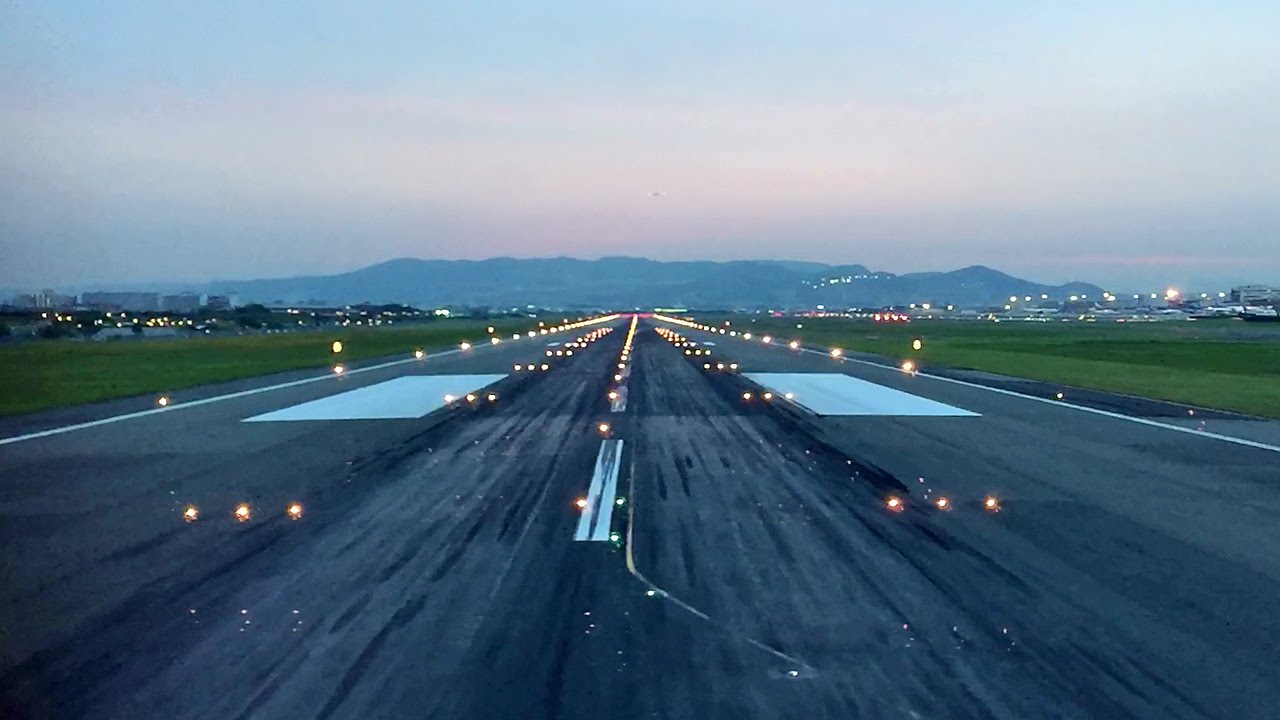 Ana Boeing 777 0 Takeoff 夕暮れの伊丹空港 Ana 777 0 離陸 Youtube