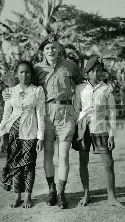 TENTARA BELANDA BERFOTO BERSAMA PEMUDA INDONESIA