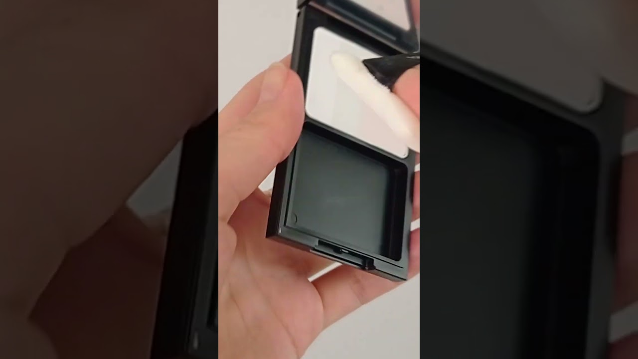 Свотч пудры-хайлайтера от Too Cool For School | Shorts