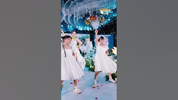 Cô dâu Bình Phước đeo 25 cây vàng lên sân khấu cùng mẹ và bà ngoại nhảy cực sung giữa hôn trường