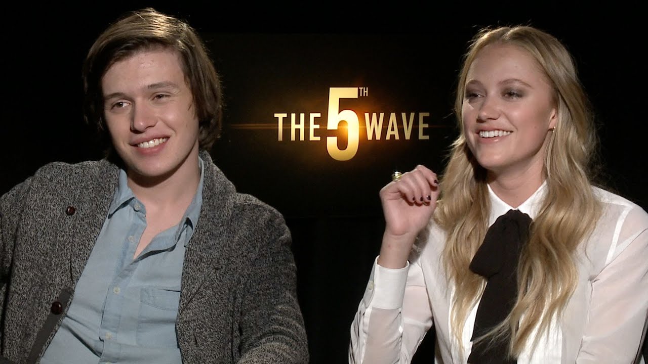 Nick Robinson & Maika Monroe Discuss Running from Explosions in ‘The 5th Wave’