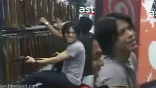 KHARISMATIK Ariel NOAH Kesenengan Nyanyi Diiringi Angklung | Peterpan Akademi Malaysia