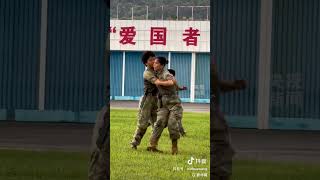 驻港部队女兵与战友雨中展示格斗技能，动作干脆利落，场面震撼！飒（来源：央视新闻）