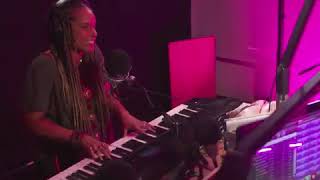 Miniatura de "Alicia Keys - Singing (You Make Me Feel Like) A Natural Woman - ArethaFranklin Tribute (RIP)"