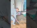 خلط الرمل والإسمنت بالمجرفة في موقع البناء لتحضير مونة قوية ومتجانسة 🧱🛠️