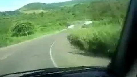 Daniel no volante fazendo a curva