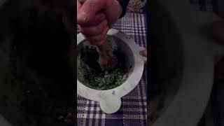 Pesto Genovese Col Mortaio Di Marmo E Pestello Di Legno