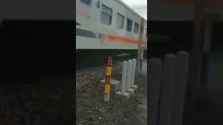 Detik-detik seorang kakek menyelamatkan nyawa pengendara motor dari kereta api #shorts