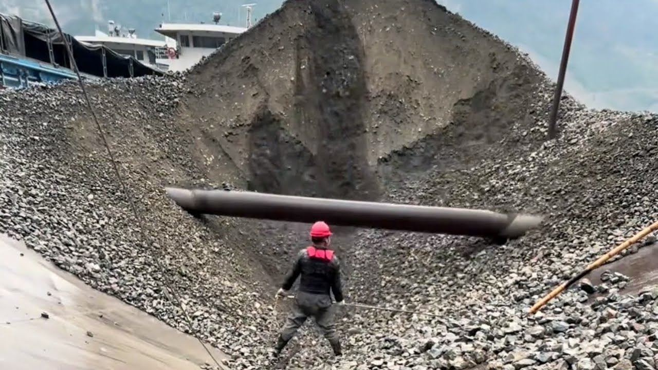 Barge is unloading 3980 tons of ore - Relaxing video - Work on the barge