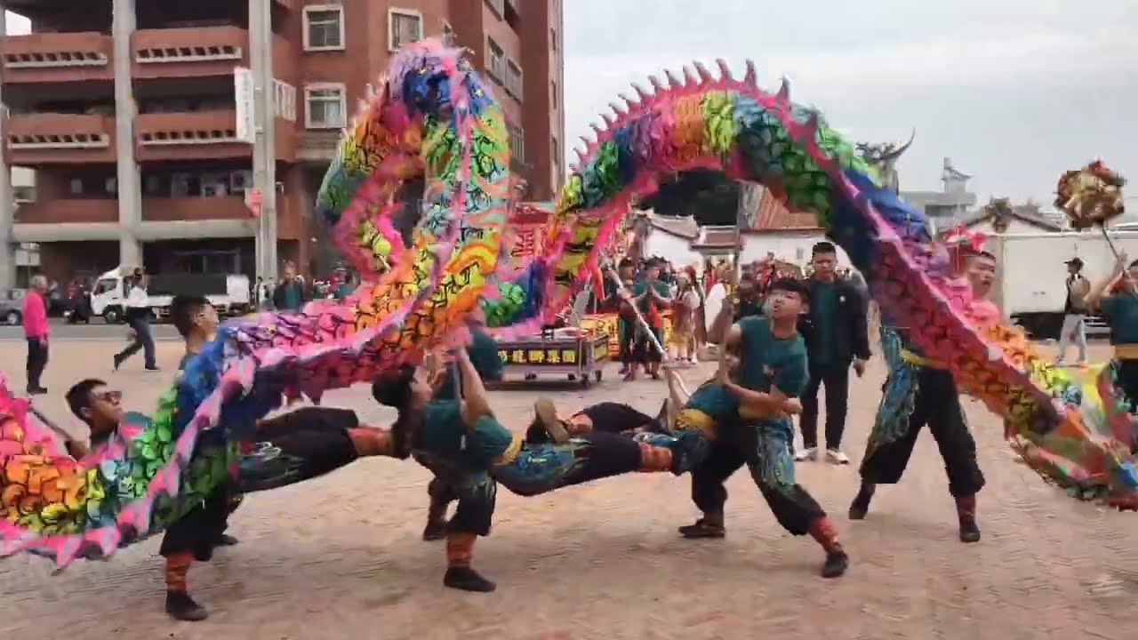 中壇元帥/女乩靈動/三通鼓/舞龍/太子神童神將團/官將首/電子炮煙火/太子神轎/精彩參禮~新營太子宮進香團 - YouTube