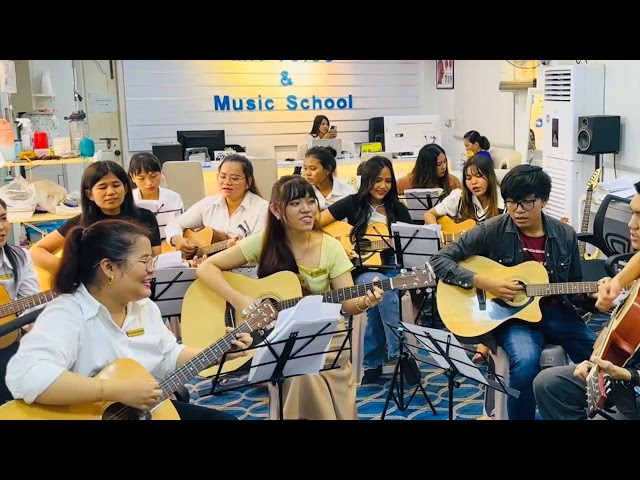 ( ဒီကချစ်လိုက်ရတာ ) Guitar Class မှာကျောင်းသားလေးတွေစုပြီးအပျော်လေးတီးဖြစ်ကြတဲ့သီချင်းလေးပါရှင့် class=