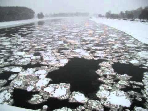 Led na Dravi Osijek - pogleda sa pješačkog mosta (Portal OsijekNet).MPG