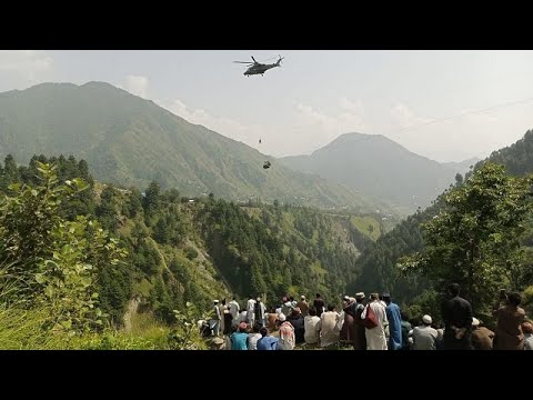 Pakistán | Rescatados con éxito seis niños y dos adultos de un teleférico tras doce horas en el aire