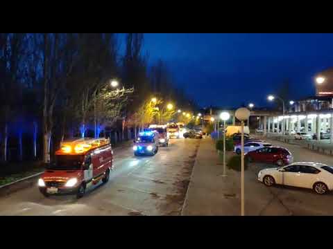 36 vehículos de bomberos, policía y ambulancias homenajean en Ponferrada a los sanitarios