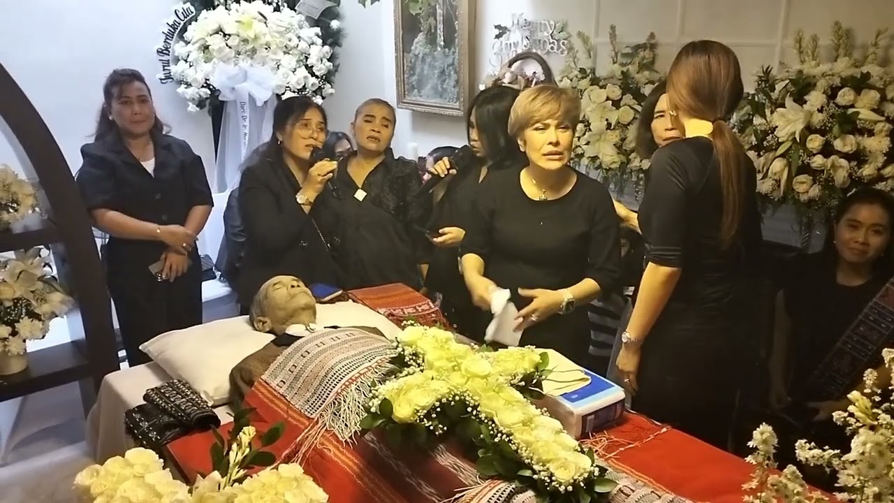 Juli Manurung serta Simbolon sister bernyanyi buat Jack Marpaung mengiringi tangisan Novita Dewi