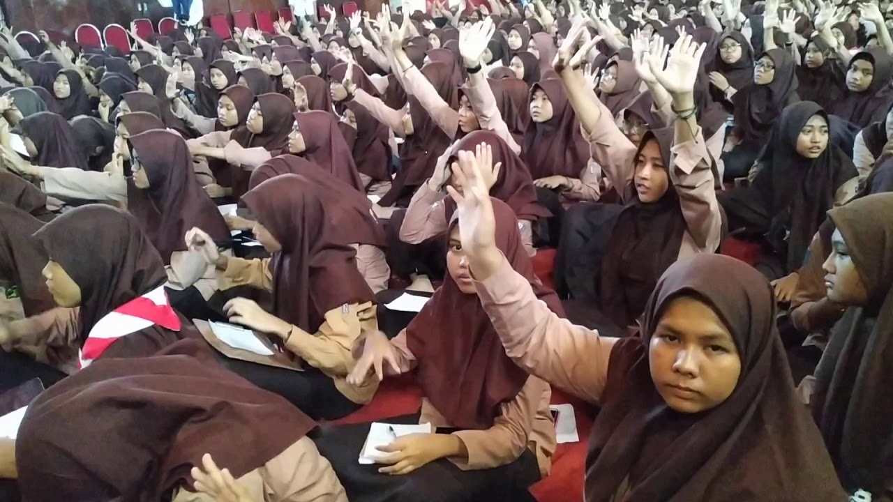 Ning Umi Laila Memperingati Maulid Nabi Muhammad SAW SMK Negeri 6 Surabaya Maulid Nabi SAW 1441 H