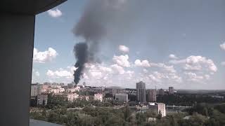 В киевском районе подымается густой чёрный дым. Стоит запах гари