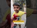 بعد عامين من الحصار طفل غزي يتلعثم محاول ا تذكر فاكهة التفاح في صورة تختصر واقع جيل نشأ على