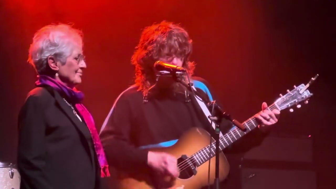 Guarda Jesse Welles with Joan Baez - No Kings - Live at The Fillmore - San Francisco - 11/04/25 su YouTube Guarda Jesse Welles with Joan Baez - No Kings - Live at The Fillmore - San Francisco - 11/04/25 su YouTube