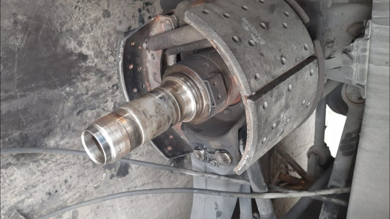 Hyundai Bus Brakes Need To Be Changed // handi bas barik chinj karni hay