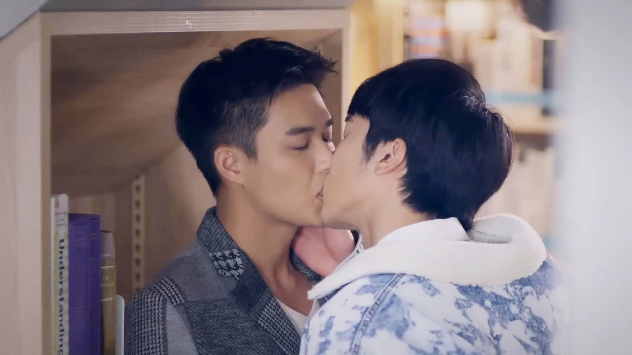 太刺激！哥哥和弟弟在圖書館裡激吻！