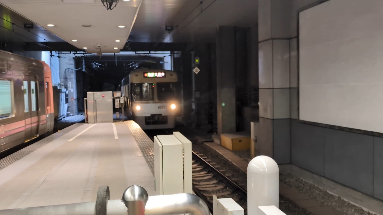 Keio Inokashira Line Train Arriving at Keio Shibuya Station 5-16