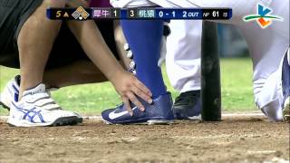 20130730 CPBL 犀牛VS猿 5上 胡金龍自打球受傷退場
