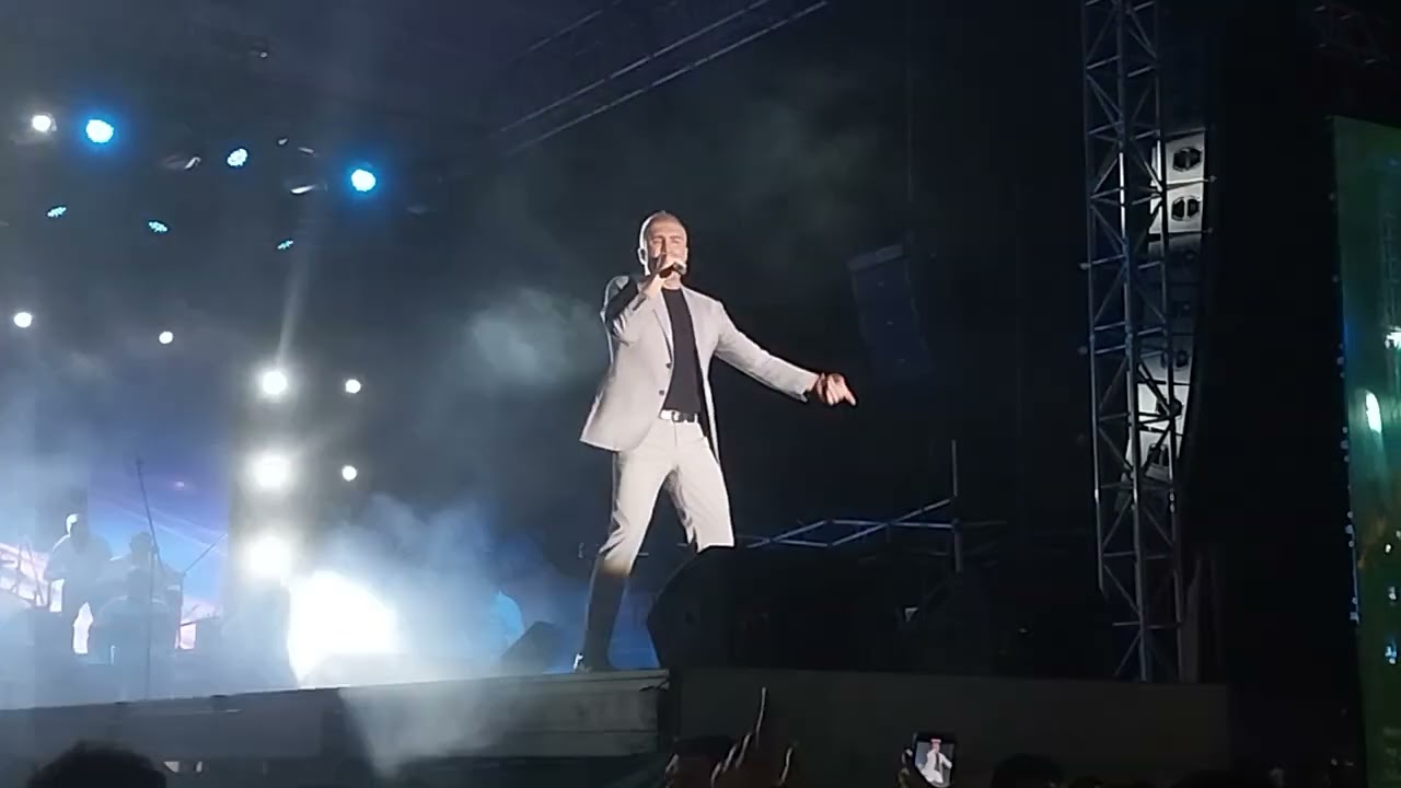 Özcan Deniz İzmir Fuar Konseri 2022 - Aşk Adamı söyletir & Arap Saçı (Live)