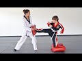 3 exercices de coups de pied pour que les enfants puissent pratiquer les arts martiaux  la maison