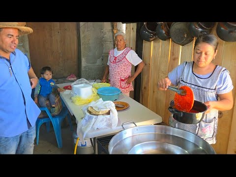 NOS PREPARAN  ECHILADAS MICHOACANAS AQUI LAS DISFRUTAMOS EN FAMILIA 