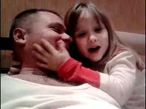 Фотосессия отец и взрослая дочь. Любовь отца. Папа заплетает дочке косы. Девочка обнимает отца. Дочь поебемся папа.