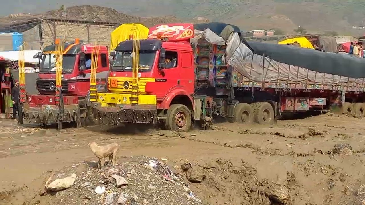 Torkham Border ke selaab. Tofani baran ao daky Laray.