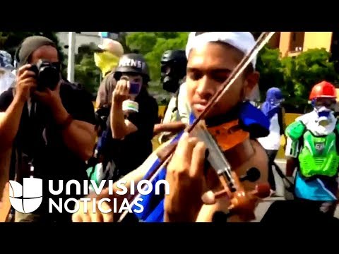 El violinista en las protestas de Venezuela denuncia que la Guardia Nacional destrozó su instrumento