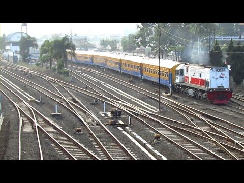 Lalu Lalang Kereta Api Di Pagi Hari Kota Bandung