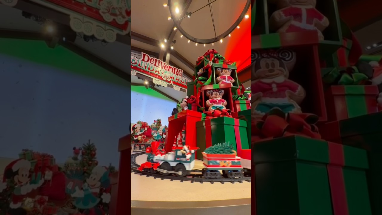 More Christmas decorations at World of Disney!