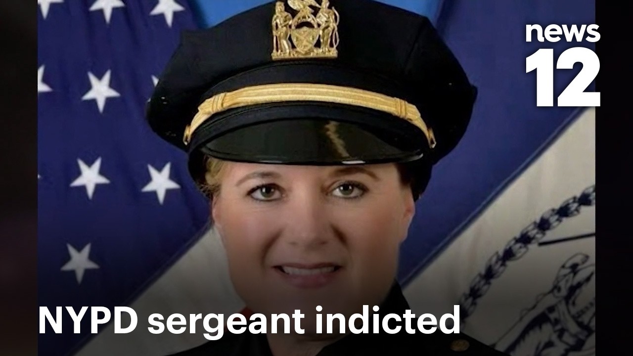 Сержант полиции Нью-Йорка, находившийся не при исполнении служебных обязанностей, обвиняется в во...