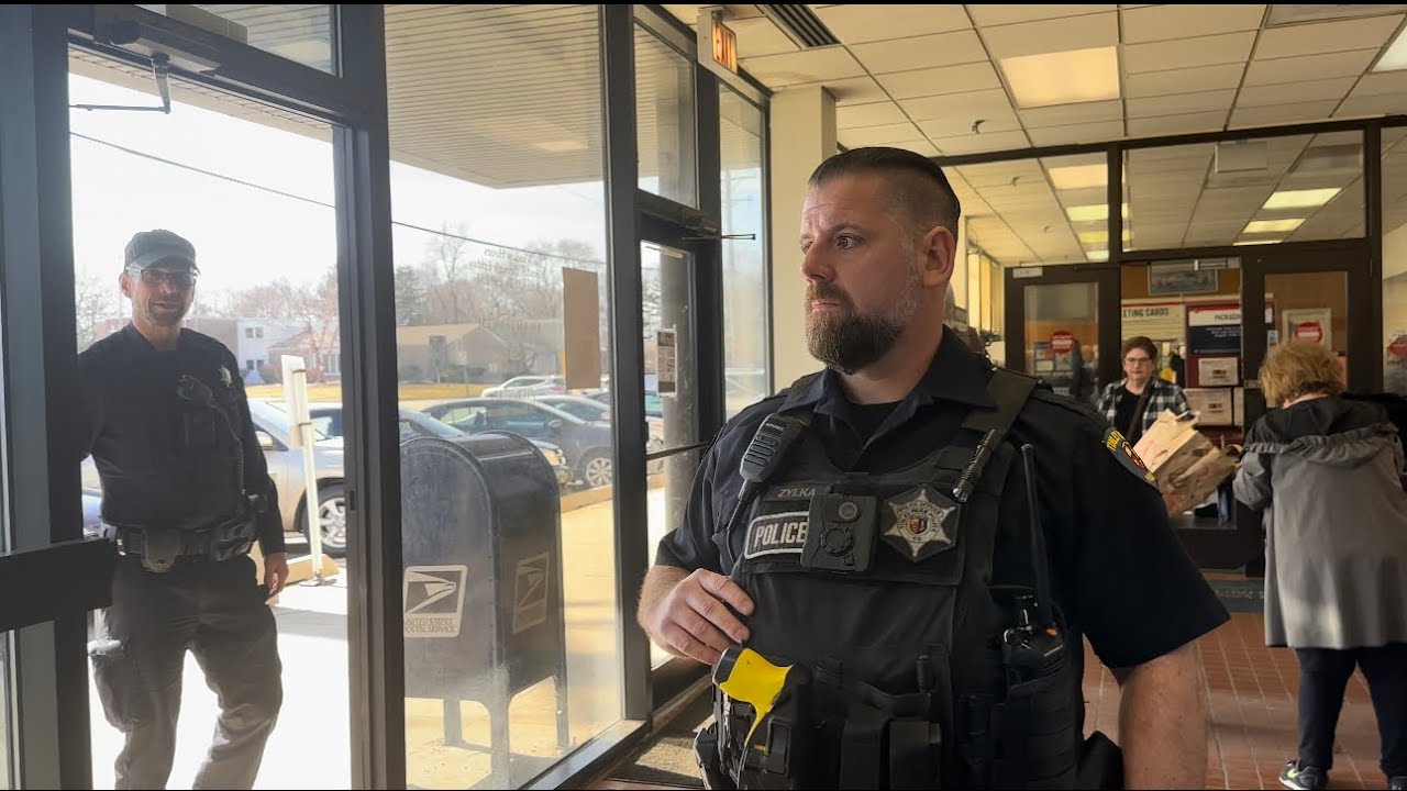 ENTITLED POSTAL WORKER CALL COPS WHO MISINTERPRET THE LAW-FIRST AMENDMENT