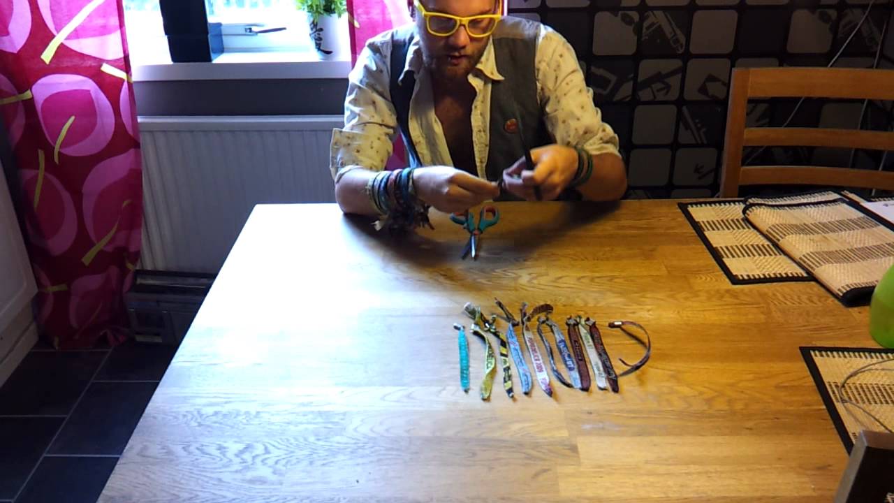 Torsten klipper av sig sina festivalarmband (33st)
