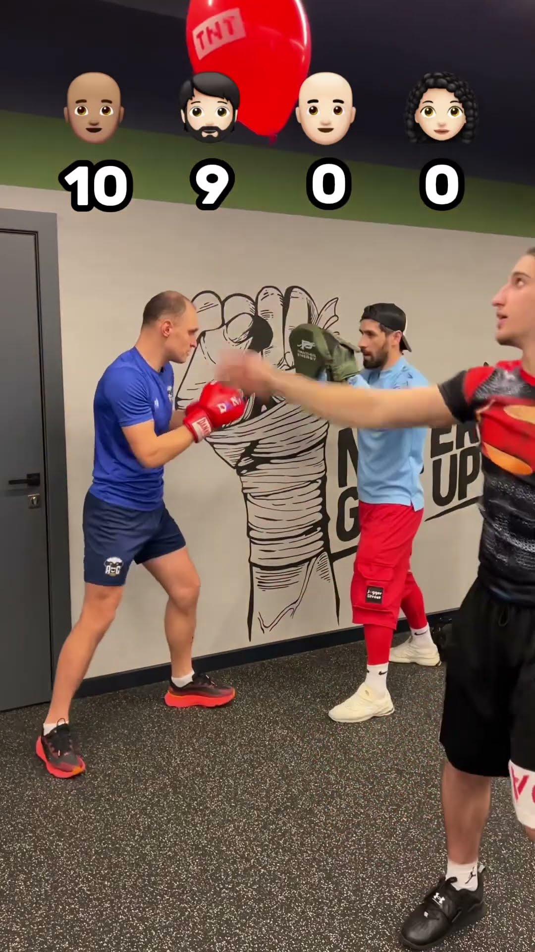 ❌? 4 PEOPLE VS BOXING | WHO HAS MORE HITS?
