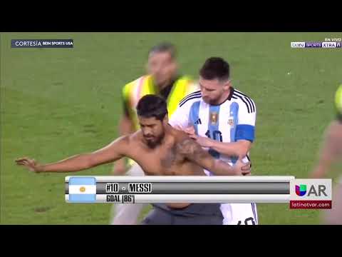 Messi firmó espalda de un fan que saltó al campo