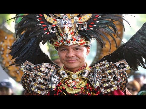 kostum-unik-ganjar-jadi-perhatian-di-solo-batik-carnival