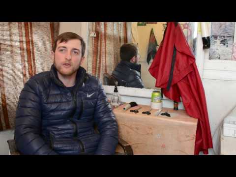 ხეითელი დალაქი დევნილთა დასახლებაში მამის საქმიანობას აგრძელებს (VIDEO)