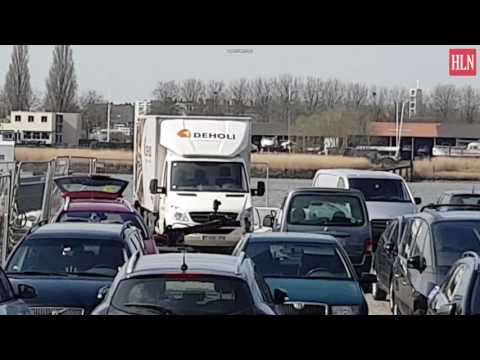 Aanslag voorkomen in Antwerpen - Dovo bomrobot haalt spullen uit auto