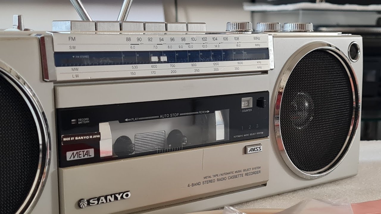 Sanyo M7750LG - YouTube