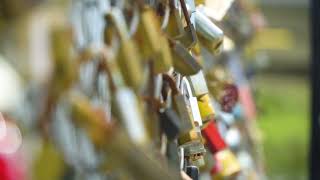 [FREE STOCK VIDEO] Many Love Padlocks Locked On Fence As A Signature For Couples To Stay Together