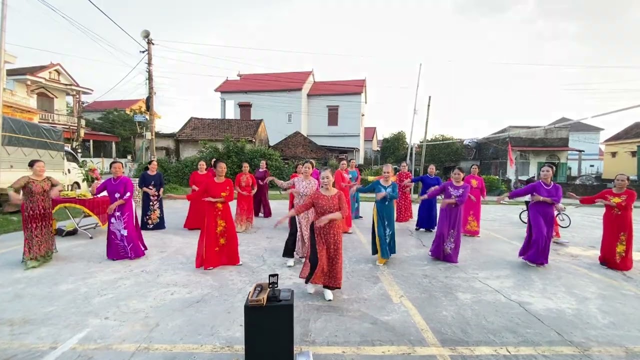 Xuân yêu thương. Nhóm dân vũ sân bóng chòm 3