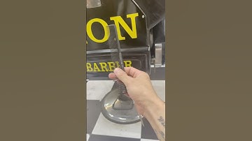 Hướng dẫn xoay kéo và lược trên một tay khi cắt tóc