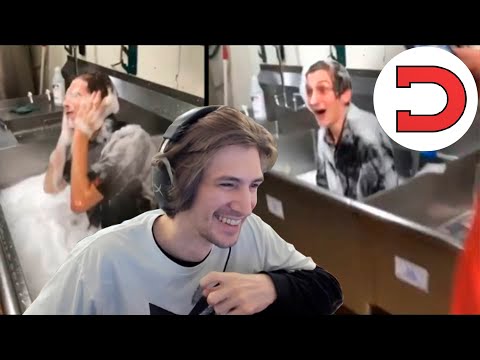 xQc Reacts To Taking A Bath At McDonald's || Daily Dose Of Internet
