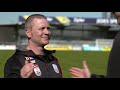 Christian Ramsebner holt sich Tipps beim Greenkeeper