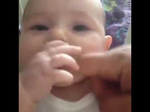 طفل تقوم أمه بتحريك شفتيه  مضحك جدا هههههه